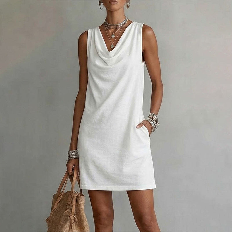 Vestido sin mangas blanco con cuello barco drapeado y corte recto a la rodilla