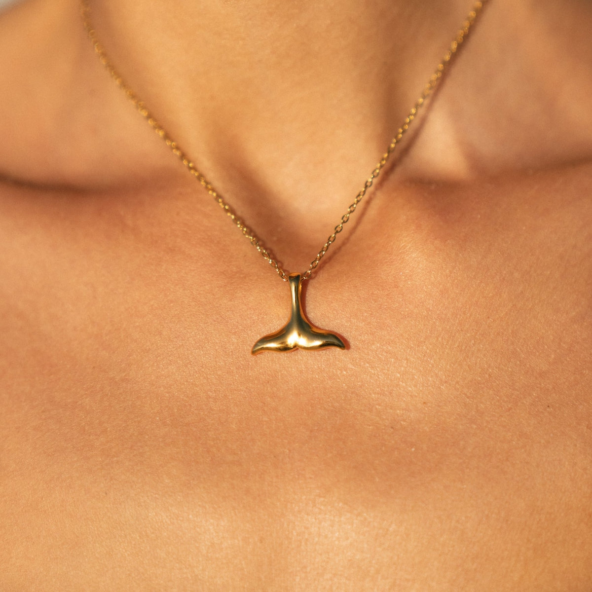Collar de cola de ballena de oro con dije pequeño y cadena ajustable