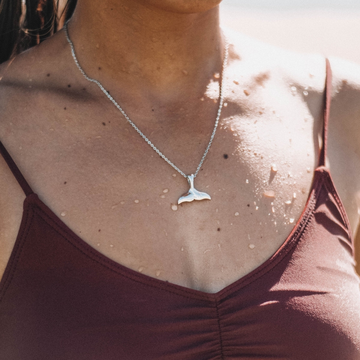Collar de cola de ballena de plata con dije colgante en cadena fina