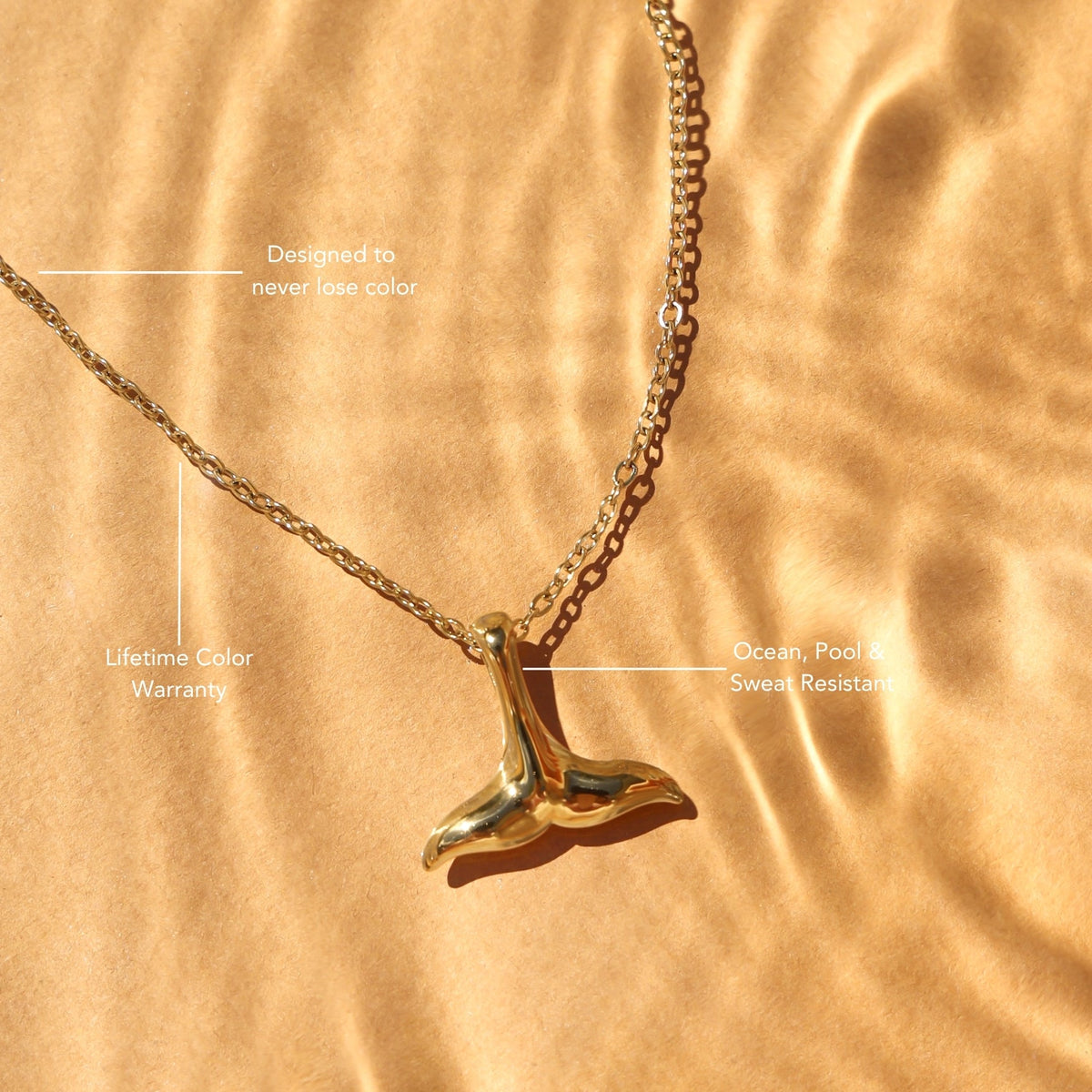 Collar de cola de ballena de oro con dije grande y cadena de eslabones