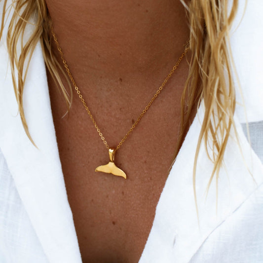 Collar de cola de ballena de oro con dije pulido colgante en cadena fina